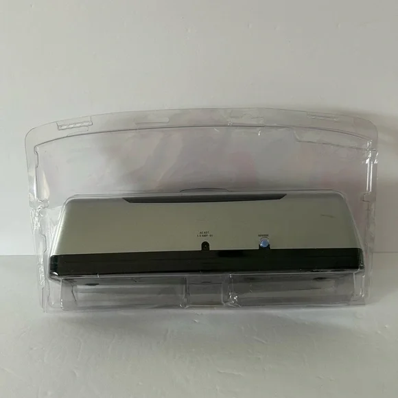 Swingline (2007) Electric Portable Desktop 3-Hole Punch - Batteries Not Included - Picture 3 of 17